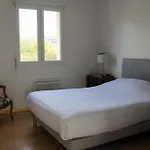 La Mesange Parking & Jardin Prives Casa de Férias *