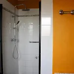 La Mesange Parking & Jardin Prives Casa de Férias *
